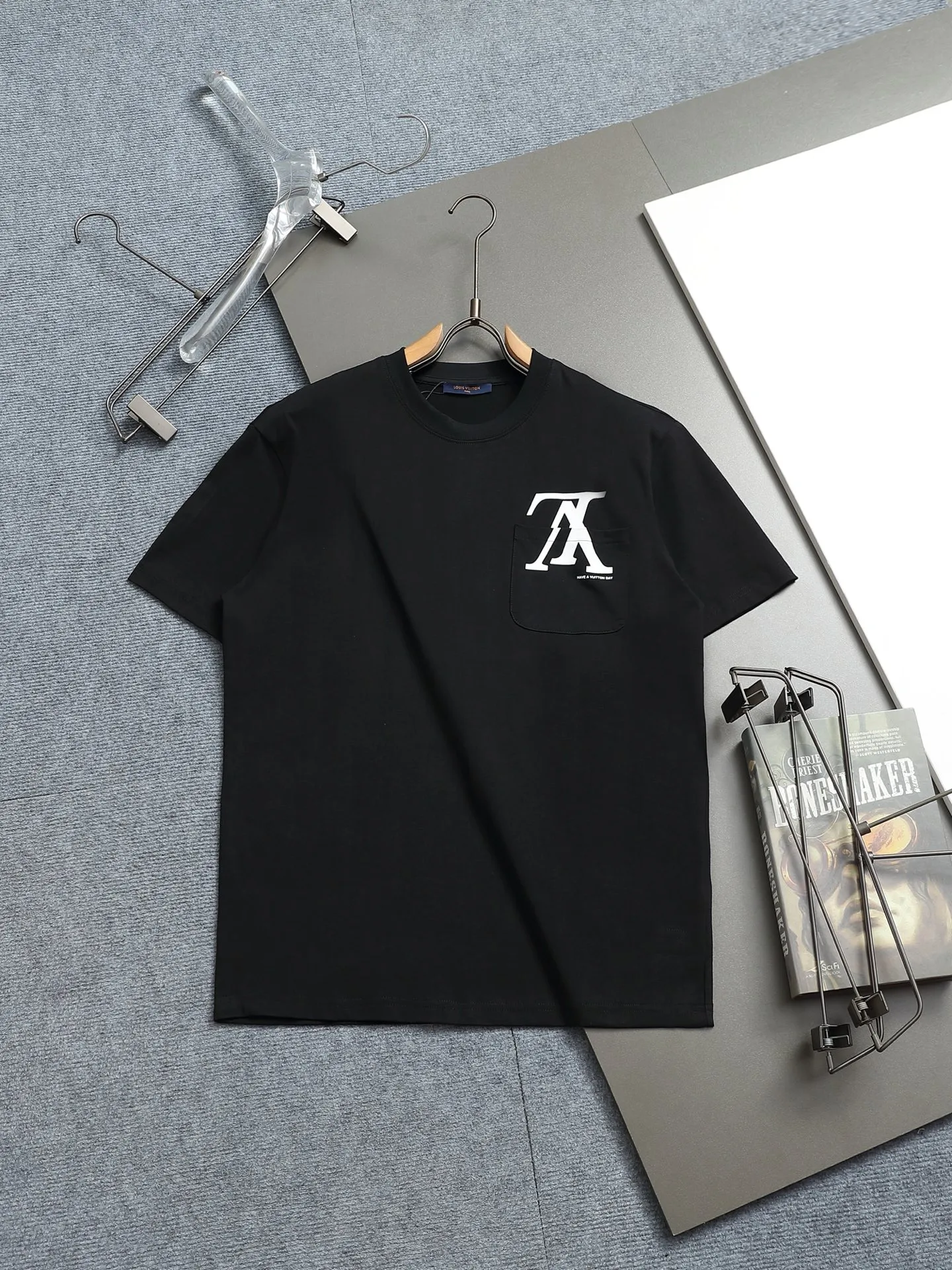 🅿️170 LV 25ss spring and summer printed short T series -1v Yayoi Kusama series pumpkin 🎃 pattern round neck short-sleeved T-shirt. Made of 32-count double yarn pure cotton 240g, washed at high temperature, will not shrink or fade. Comfortable to the touch, super texture❤️ Back-stitched cuff design, yellow back-mark embellishment, and a full set of accessories. A must-have for trendy men and trendy women, the classic drop-shoulder slightly wide version is available exclusively from stock!         ⚠️Only make high quality products, reject junk goods!  -Color: White Black -Size: XS S M L -Crowd: Unisex